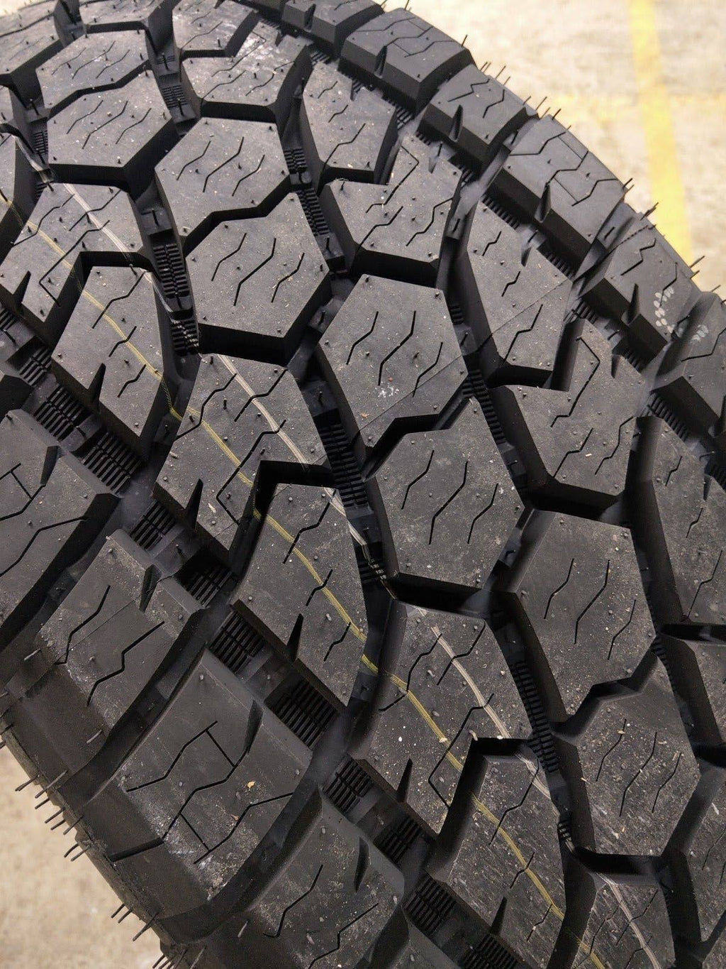 33X12.50R20LT 119Q OWL Tire A599